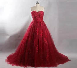 Aline Dark Red Gothic Wedding Dresses 연인 단추 뒤로 레이스 얇은 명주 그물 여성 비 백색 빈티지 신부 가운 색상 1630427