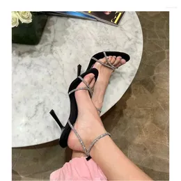 Klädskor kvinnors sandaler 2024 sommarrundan tå hög klack party mode strass sexig mor knapp smal öppen romersk