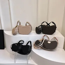 Lüks tasarımcı moda bezelye bir omuz 2024 yeni baskılı retro kalite yüksek yarım ay çantası altı koltuklu çanta bayanlar çok yönlü gerçek deri cüzdan crossbody çanta