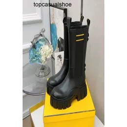 FENDIG Martin 039S Boots En kaliteli kadın ayak bileği botları kışlık zarif marka lastik orta buzağı deri düzensiz taban kauçuk konforlu yürüyüş partisi w1287154 1xn3