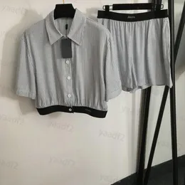 Дизайнерская спортивная одежда для женщин Костюм Шорты Летняя футболка с короткими рукавами Беговая полосатая одежда для фитнеса