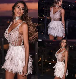 Sexig korta fjädercocktailklänningar 2020 Beaded V Neck Prom Dress Aftonklänningar Yousef Aljasmi Party Occasion Dress9816881