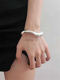Bangle XIALUOKE abstract irregular metal cuff bracelet for women in European American style personality on catwalk jewelry accessories for wrist 240319
