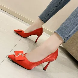 Stivali da donna scarpe con tacchi alti 2022 Nuovo alfabeto rosso primaverile scarpe da lavoro da lavoro da donna con scarpe singoli appuntite