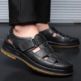 Sandaler Nya män klassiska sandaler läder ihåliga uteslutna bekväma solida lägenheter utomhus nonslip strandskor sandalias masculinas