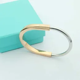 AA Designer Charm Bangle Bracelet TifanT Love Horseshoe Open Bracelet Rose Gold Bracelet Jewelry Smooth Surface 4M06