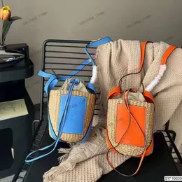 2024 Woody Small Basket Bag Mifuko Collaboration Beige Women's Raffias Straw Beach Tote Designer Väskor Summer Shoulder Crochet Bucket Crossbody Shoulder Clutch