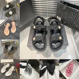 Sommersandalen für Damen mit Kamelie, modisch, zwei C-Ketten, Freizeitschuhe mit flachem Boden, Designer-Blumen, Sandale, Luxus-Leder-Flip-Flops, Outdoor-Slipper mit Knöchelriemen