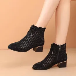 BOTAS 2023 SUMPLAR SUMPLELHABLE RECURSO LACE MULHERES HAPELA MODA MAHE MAHE PONTENDO BOOTS femininos Sapatos de zíper lateral de salto quadrado feminino