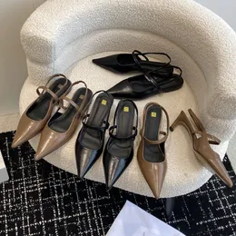 Toteme Sandale mit Toteme -Sandalen mit Spitzentehen Leder Slingback Heels Kätzchen Absätze Sandalen Luxus Designer Kleid Schuhe Büroschuhe Fabrikschuhschuhe mit Schachtel