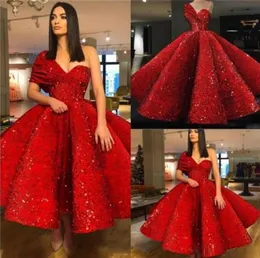 Glänzendes rotes kurzes Ballkleid mit Rüschen, Ballkleid mit Pailletten und Perlen, arabische Abendkleider, individuelle Cooktail-Heimkehrkleider9225151