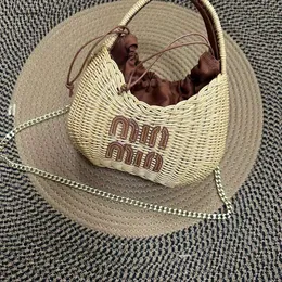 Grenzüberschreitende Großhandelshandtaschen der Modemarke Aktuelle Grass Woven Bag Small Dign Summer Beach Vielseitig Rot Gleicher Stil Mädchen