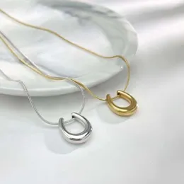 Ciondolo a forma di U con catena in osso 2024 Collana con serpente tondo elegante con clavicola ad alto senso leggero da donna con piccolo design