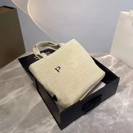 P Beach Beac Designer Bag P أزياء غير رسمية راتان سعة كبيرة حمل حقيبة الخوص المنسوجة أزياء الصيف شاطئ بالي القش المنسوجة حقيبة منسوجة السفر