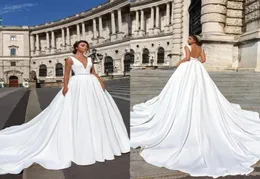 Novo designer sem costas plus size vestidos de casamento barato profundo decote em v tribunal trem vestido de casamento de cetim frisado faixas vestidos de noiva custo2456818