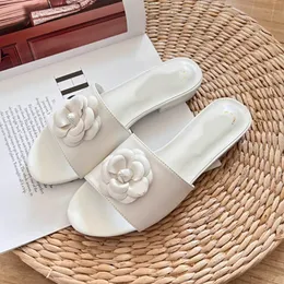 2023 High End Luxo Flor Chinelos Designer Chinelos Slides Sandálias Mulheres Camélia Sapatos Open Toe Slides Femme OutsideHome Pantuflas Sandálias Senhoras Flip Flops