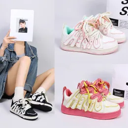 Scarpe da ginnastica alla moda dal taglio basso per sneaker da donna versione coreana scarpe sportive casual per studenti con suola spessa e lettere a blocchi di colore retrò