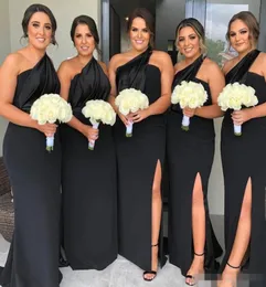 Bescheidenes schwarzes Brautjungfernkleid mit einer Schulter, bodenlang, Seitenschlitz, Meerjungfrau, Übergröße, Landhochzeit, Trauzeugin-Kleid, benutzerdefinierte Ma4694516