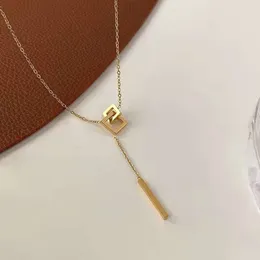 Collana in acciaio al titanio versione coreana da donna, design di nicchia leggero estivo con pendente in argento