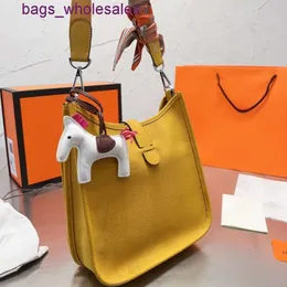 Borse di lusso vendute a buon mercato nella promozione dello sdoganamento del negozio di fabbrica Nuova borsa in pelle moda personalizzata Borsa a secchiello cava a spalla femminile