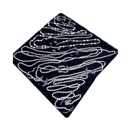 有名なファッションブランドCデザイナー100％Twill Silk Women 90cm Square Scarf Pearl Pattern Black and White Square Scarf 2024 New Style