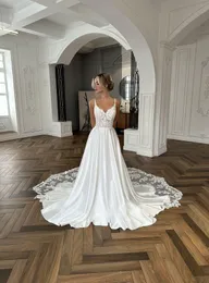 Elegant Satin Spaghetti Straps A-Line Wedding Dress Uniquisite Court Train Pärlade broderier Applices spetsbrudklänningar kan anpassas 2024