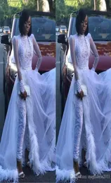 Белый женский комбинезон со съемным шлейфом с высоким воротником и кружевной аппликацией с кристаллами и длинным рукавом Платье для выпускного вечера Роскошное вечернее платье с перьями G3625492
