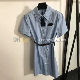 Abito camicia da donna Abiti di lusso con stemma in metallo con camicie con stampa di lettere e cintura. Abiti con collo a bavero