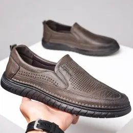 Skor mäns sommar casual läderskor Nya ihåliga andningsbara loafers för män som kör platt komfortföretag oxford skor moccasin hane