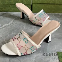 Дизайнерские тапочки на высоком каблуке. Женские модные сетчатые декоративные сандалии с полыми кристаллами. Роскошные и элегантные тапочки на толстом каблуке.