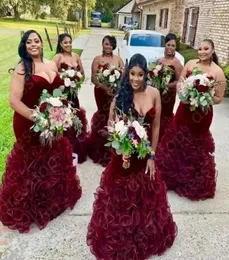 2022 Plus Size Burgundy Velvet Mermaid Bridesmaid Dresses Sweetheats Backless Tiered Fruster Party Device Guys Maid of Hono3035213