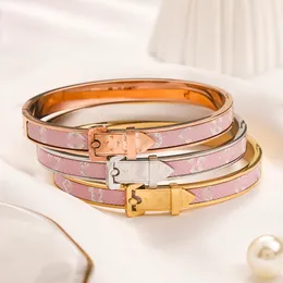 Designbrev Bangles Designer Bangle Pink Faux Leather Armband Men Womens varumärke smycken Inlay Crystal Gold Rostfritt stål Armband manschett älskar gåvor