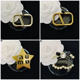 Boutique Metal Star Brosches Brand Designer Gold Color Clothi Pins Accessories Designade för kvinnor Spring Diamond Bow Brosch Högkvalitativ kvinnlig smycken