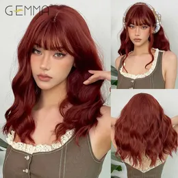 Synthetic Wigs GEMMA Middle Length Red Brown Curly Wig with Bangs Synthetic Cosplay Wavy Natural Hair Wigs for Women Daily Heat Resistant Fibre 240328 240327