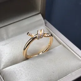 Designer nó anel clássico luxo diamante anel feminino titânio aço banhado a ouro noivado casamento jóias tamanho 6-8