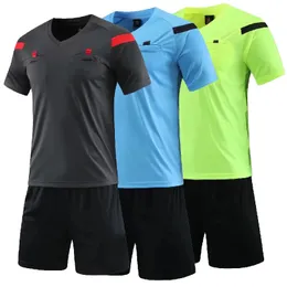 Professionella män Domare Soccer Jersey Set Fotbollsdomare Domare Uniform Kort ärm V-Neck Judge Shirt Three Tickets Clothes 240307