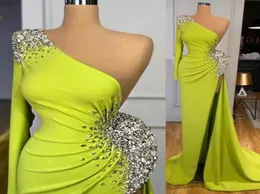 2021 Amazing Green One Shoulder Evening Dresses 착용 수정 구슬로드 새틴 인어 높은 분할 섹시 여성 두바이 형식 파티 파티 D1705166