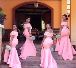 나이지리아 아프리카 핑크 인어 신부 들러리 드레스 2019 오프 어깨 레이스 아플리크 분할 바닥 길이의 하녀 웨딩 gues2513760