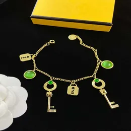 Ny Twisted Chain Key Lock Head F Letter Armband, liten och populär design, mässingsmaterial, högkvalitativ armband för kvinnor