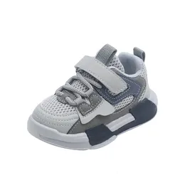 Sportschuhe Frühlingswohnungen für Jungen Mädchen Weiche Unterseite Atmungsaktive Turnschuhe 16 Jahre Kinder Outdoor Casual 240307