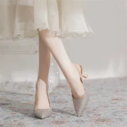 Yeni deri payetler tek sanal ayakkabılar ince kumlu topuklu sivri ziyafet elbisesi yüksek yan hava sandaletleri kadınlar flip flop 240228