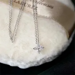 Classic Van Clover Necklace Omnina S925 Sterling Silver Plated 18k Gold Set Zircon Necklace Sparkle Diamond Clover Mångsidig klavikelkedja Kedja Kedja Kedja