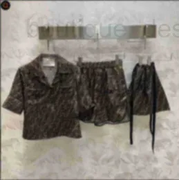 Kvinnors tvådelade byxor Designer Brand Spring och Summer New Niche Design med en liten lapel kort skjorta Elastiska shorts, pyjamasuppsättning, leveranslagringspåse D9sh 33vg