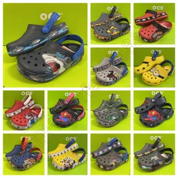 Sandaler Eva Kids Crocclog Crocodile Shoes Non-Slip Lightweight Bekväma högkvalitativa barn Summer Beach Ventilate Slides Designers Tecknad tofflor A-02