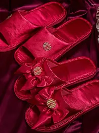 Chinelos casamento em casa casal feliz um par de sapatos de noiva mulheres preparam e suprimentos