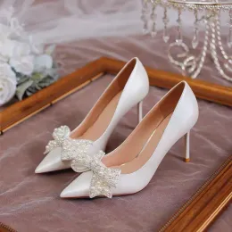 Pumpy 2023 Nowa moda spiczaste palce stopa wysokie obcasy damskie sztylet białe perłowe buty ślubne ślubne buty do imprezowych buty dla kobiet