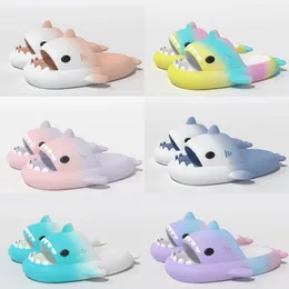 2024 Designerskor Kvinna Sandal Summer Shark Slippers Män par utomhushaj glider tjocka soliga skor barn platt sandaler gradient flip flops gai storlek 36-45