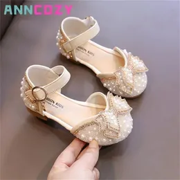 Girls Sandals Summer Korean Edition Söt Bow Pearl paljetter Kids Princess Shoes Flat Heels Soft Bottom Dancing Shoes 240307