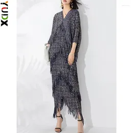 캐주얼 드레스 YUDX MIYAKE SPRING FACHION TASSEL MAXI PLEATED 드레스 V- 넥 배트 윙 슬리브 여성을위한 이브닝 파티 2024