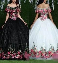 2020 Kwiatowe sukienki Quinceanera Haftowane z ramion z koralikami falbanki na zamówienie Suknia balowa na bal